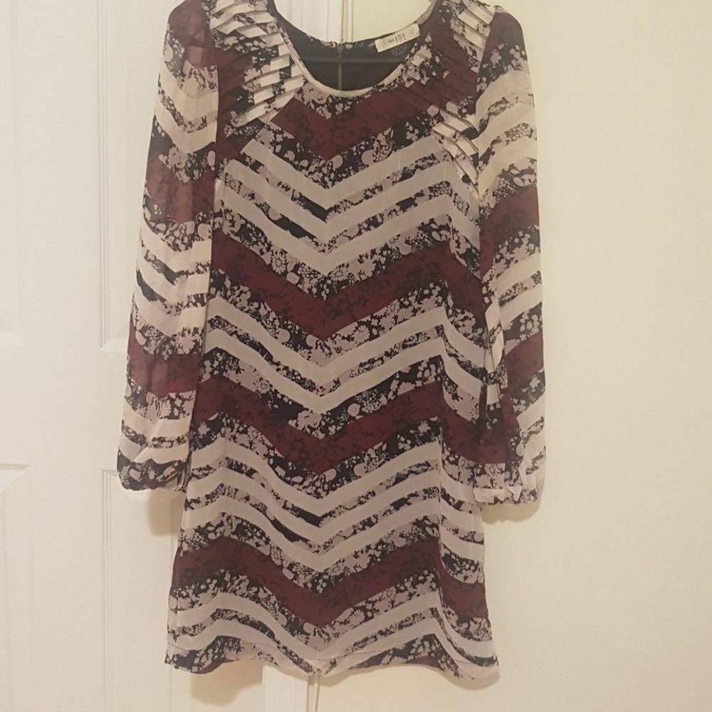 Very cute long sleeve dress.